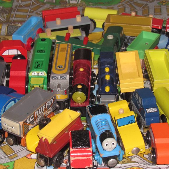 Thomas Brio Compatible Wooden Railway Train Engine Track Lot 49 Cargo Cars - Picture 2 of 4